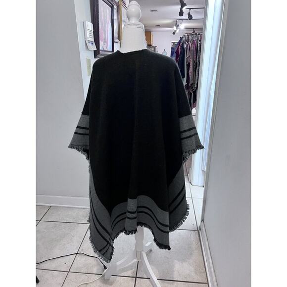 Woolrich Women's One Size Blanket Shawl Wrap Black Gray Fringe Open Front Boho - Picture 7 of 7